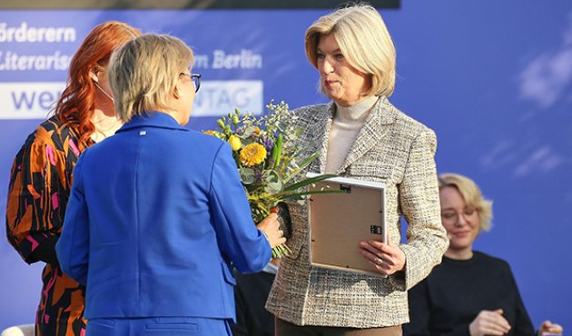 Marie-Janine Calic werden auf der Bühne Blumen und die Urkunde überreicht