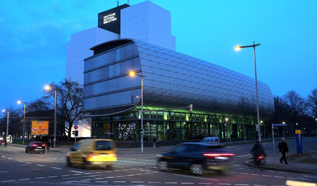 Außenansicht der Deutschen Nationalbibliothek in Leipzig in der Abenddämmerung 