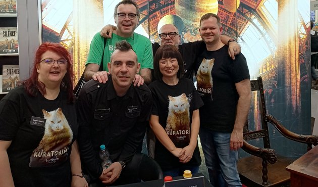 Ein Gruppenfoto: Yuka und Olaf Buchheim (jeweils rechts im Bild) mit Nichte und Illustrator Daniele Serra aus Sardinien (vorne) – sowie mit Autor Owen King und Illustrator François Vaillancourt (hinten)