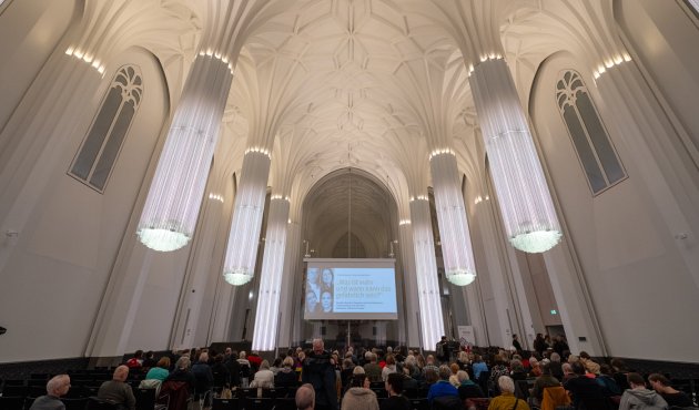 Blick in den weißen Deckenraum im Kirchenraum Paulinum in Leipzig 