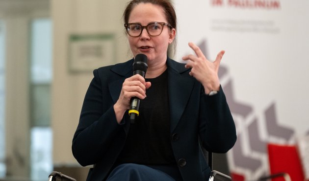 Thea Dorn gestikulierend