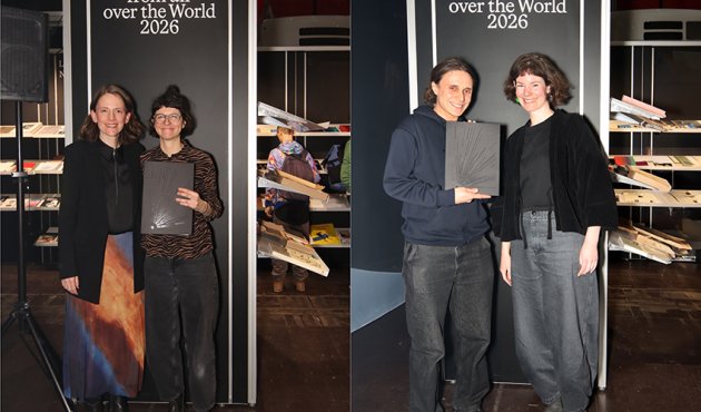 Vier Menschen mit zwei Urkunden