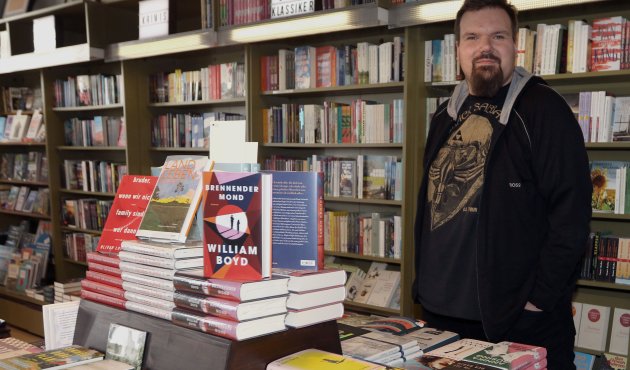 Dennis Hasemann in seiner Buchhandlung