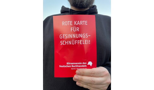 Eine Demonstrant zeigt die "Rote Karte für Gesinnungsschnüffelei"