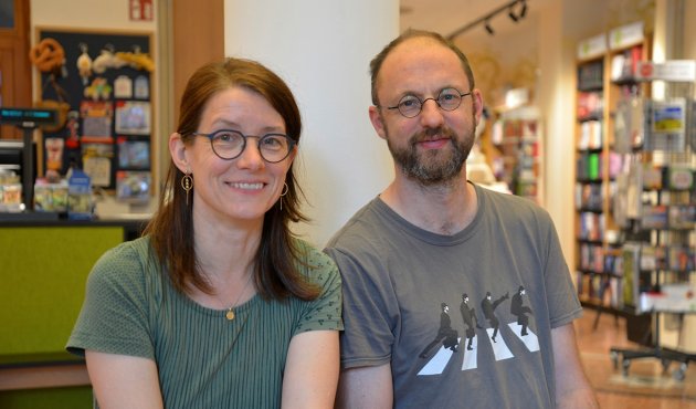 Tanja Eger und Josua Straß in der Buchhandlung