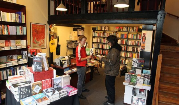 Ausma Zvidrina im Golden Shop