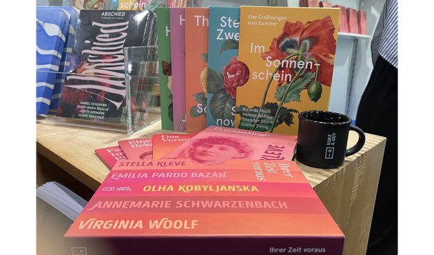 Buchschuber mit je vier bis fünf kleinen Broschüren