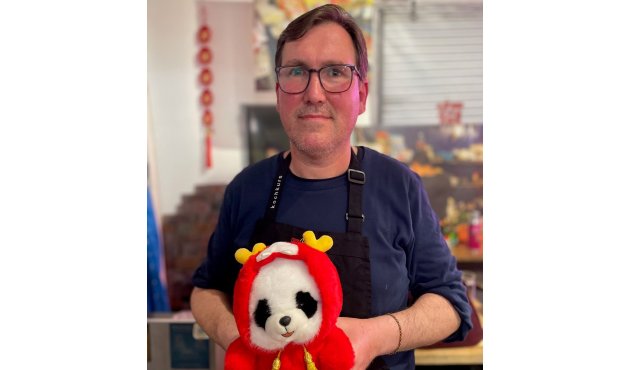 Thomas Wrobel, Koch fürs Indiedinner, mit einem chinesischen Plüschtier