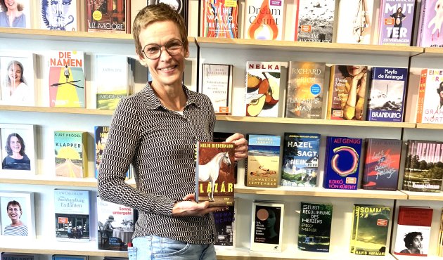 Ellen Nickles vor dem Regel mit frontal präsentierten Romanen