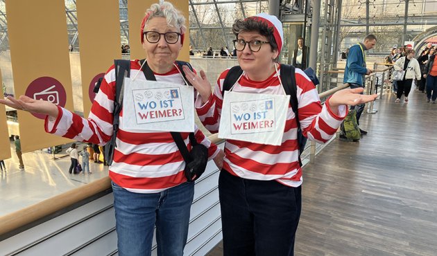 verkleidet wie im Wimmelbilderbuch „Wo ist Walter“, erbitten Elisabeth Evertz und Anke Johannsen Hinweise: „Wo ist Weimer?“