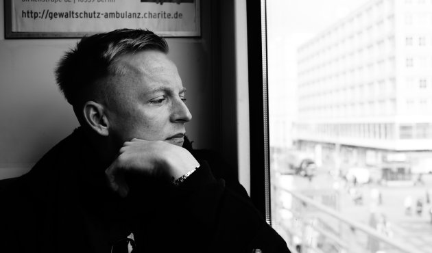 Ein schwarzweiß Porträt von René Koch, Verleger des Verlags Kopf & Kragen und Autor unter dem Pseudonym Poljak Wlassowetz