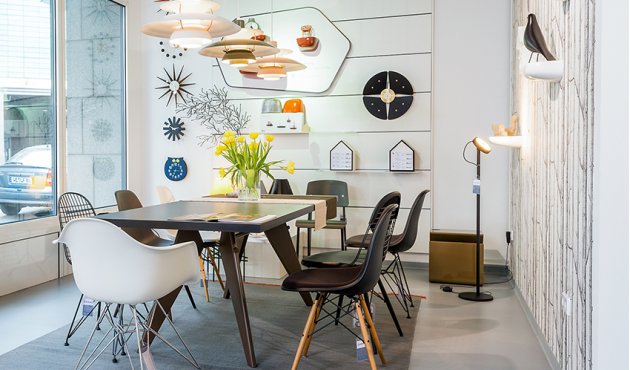 Stilvolle Küchenmöbel im Showroom des Einrichtungshauses