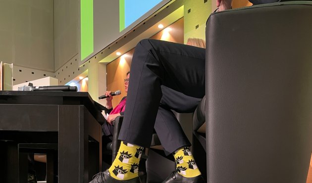 Ein Hingucker: Die gelben Socken Leipziger Buchmesse-Logo von Messe-Geschäftsführer Martin Buhl-Wagner