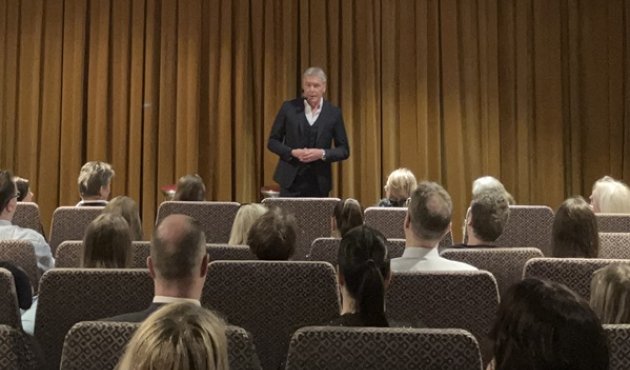 Plakat und Luftballons (Schwarz, Orange) auf der Buch-Release-Parts für Arno Strobels neuen Thriller "Ungelöst" im Frankfurter Programmkino Orfeos Erben geladen. 