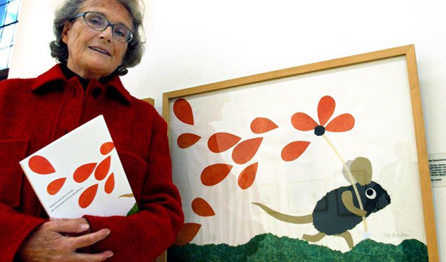 Neben einer der Originalzeichnungen von "Frederick" des Illustrators Leo Lionni steht Gertraud Middelhauve, ehemalige Chefin des gleichnamigen Kinderbuchverlages, am 3.5.2002 im Bilderbuchmuseum in Troisdorf bei Köln.