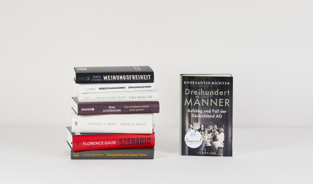 Buch "Dreihundert Männer." steht neben einem Stapel der anderen Nominierten 