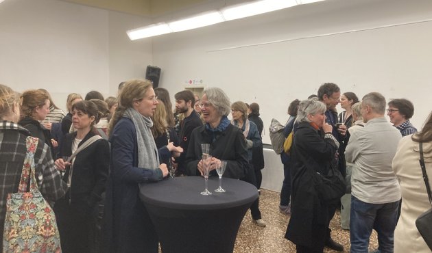 Blick in die Menge: Im Vordergrund (v.i.)  avj-Geschäftsführerin Barbara Müller, Illustratorin Marion Goedel, Lektorin Natalie Tornai, das Illustratorenpaar Moni Port und Philip Waechter