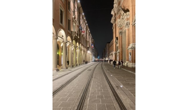 Derzeit werden in Bologna die Schienen für eine Straßenbahn gebaut