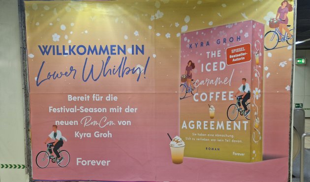 Plakatwerbung für das neue Buch von Kyra Groh in einer Frankfurter U-Bahnstation
