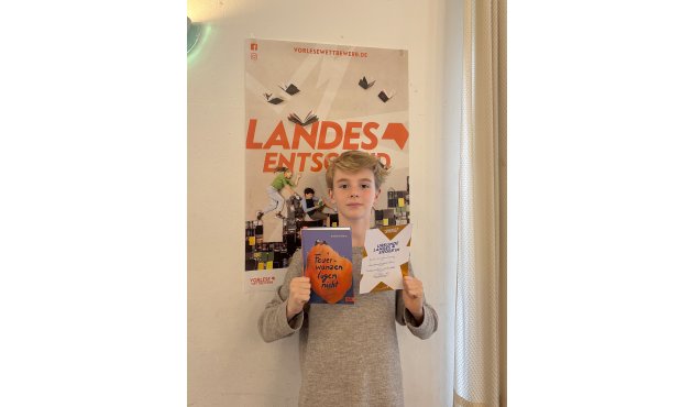 NRW-Landessieger Henri Wüstenberg mit Buch und Urkunde