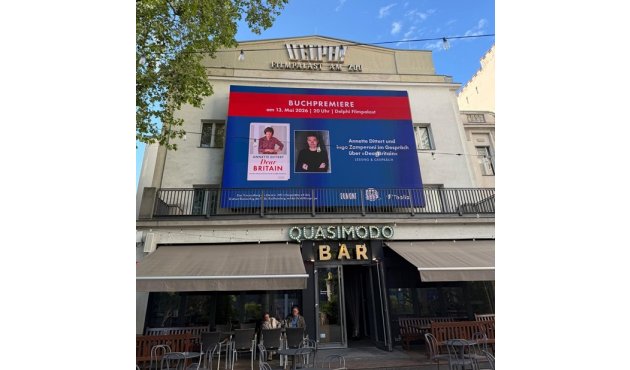Plakat am Berliner Delphi zur Buchpremiere mit Annette Dittert und Ingo Zamperoni 