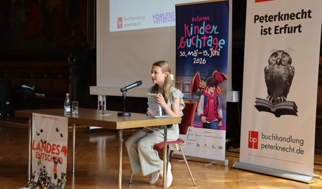 Emma Schmidt sitzt am Vorlesetisch
