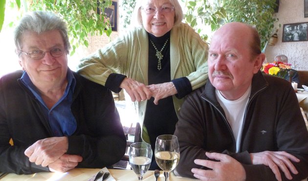 Friedolin Reske (links) und Jens Olsson mit einer Freundin, Düsseldorf 2013