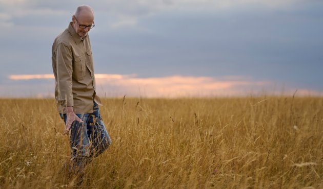 Peter Wohlleben in einem Feld