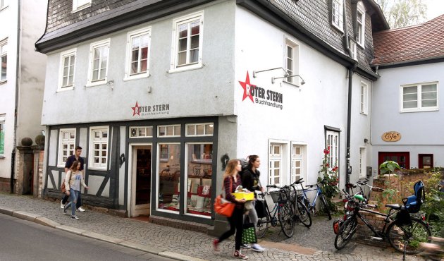 Außenaufnahme mit vorbeigehenden leuten