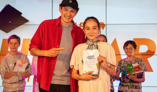 Landessiegerin Zahra Arwa Merdivan mit Julian Janssen ("Checker Julian", KiKA)