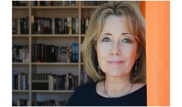 Foto der Autorin Charlotte Link vor Bücherregalen.