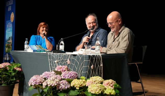 Christine Westermann, Jörg Bong und Christian Berkel bei einem Bannalec-Abend auf der Bühne (v.l.)