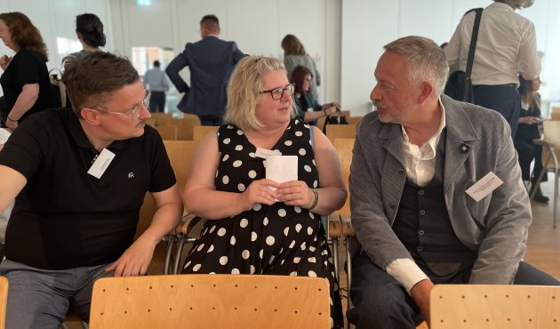 Börsenvereins-Hauptgeschäftsführer Peter Kraus vom Cleff im Fachgespräch mit den SaSaThü-Vorständlern Jeannette Bauroth (Second Chances Verlag) und Jens Korch (Edition Wannenbuch/Paperento)