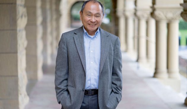 Foto von Francis Fukuyama, stehend in einem Säulengang