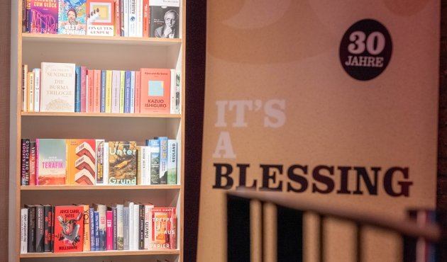 30 Jahre Blessing-Bücher, Regal mit Büchern und Plakat zum Jubiläum