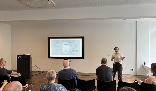 Foto von Ilke Sayan bei ihrer Präsentation