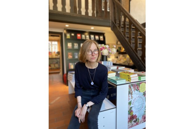 Das Bild zeigt Vera Corsmeyer in der Buchhandlung Markus in Gütersloh