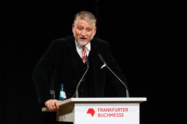 Italiens Kulturminister Alessandro Giuli am Rednerpult