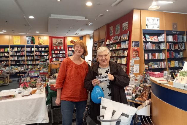 Buchhandlung in Neuendettelsau: Maria Neumann (l.) beglückwünscht die 130. Kundin im Oktober