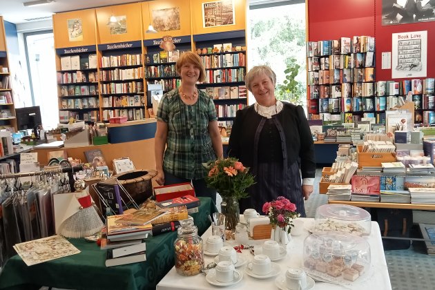 In der Buchhandlung in Neuendettelsau: Autorin Monika Haspel (r.), die ihre Kochbücher vorstellte, und Maria Neumann