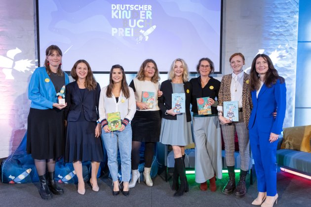 Strahlende Gesichter: Josephine Wolff, Christina Wiehage (Deutscher Kinderbuchpreis), Annika Preil, Sybille Hein, Katja Reider, Tanya Lieske, Alexandra Helm, Jasmin Schröter (v.li.)