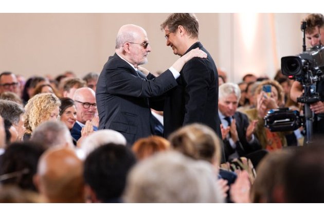 Salman Rushdie und Daniel Kehlmann umarmen sich in der Paulskirche