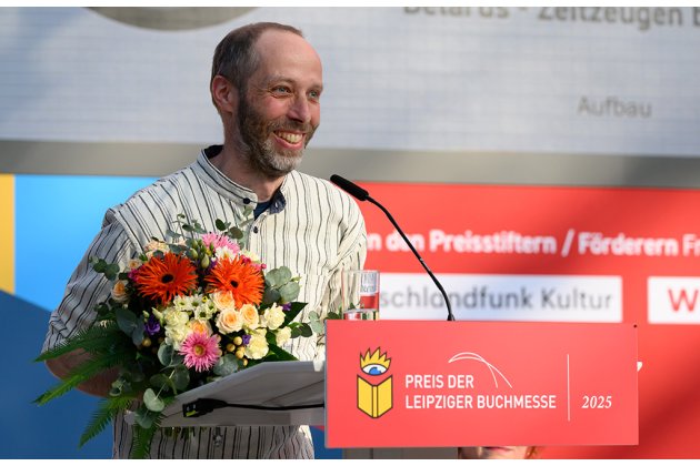Thomas Weiler bedankt sich am Rednerpult