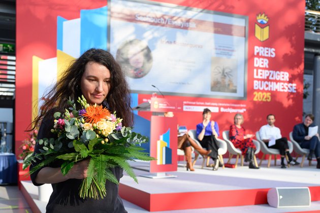  Irina Rastorgueva geht mit einem Blumenstrauß von der Bühne zurück zu ihrem Platz