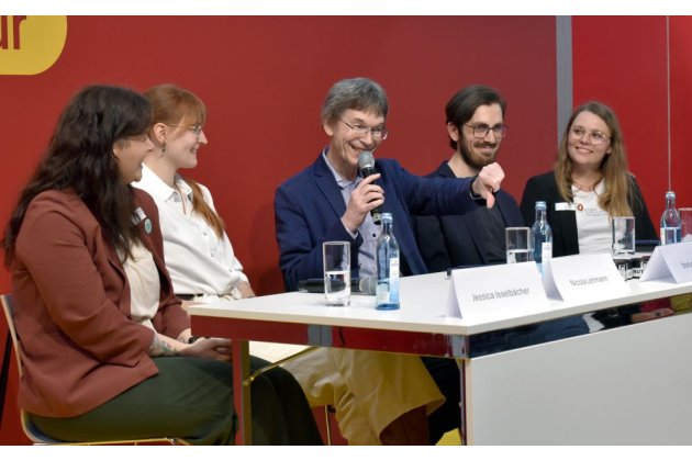 Darüber, was es bei Bewerbungen zu beachten gibt sprachen (v. l. n. r.) Jessica Isselbächer, Nicola Lehmann, Stefan Hauck, Tobias Groß und Simone Klesel