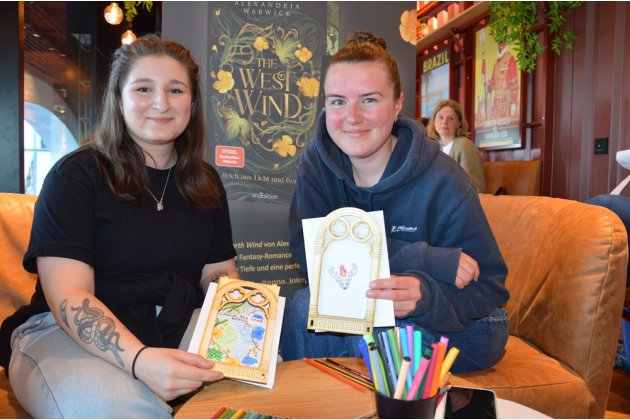 Shirin und Marleen sind extra aus Schleswig-Holstein mit der Bahn angereist, weil sie "richtig Lust hatten, was mit Büchern zu erleben"