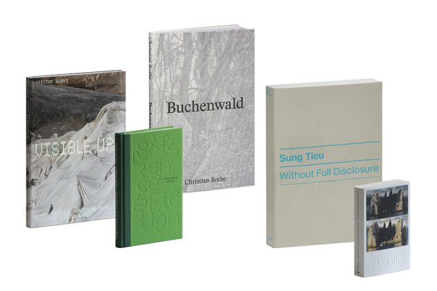 5 Bücher stehen in Reihe 