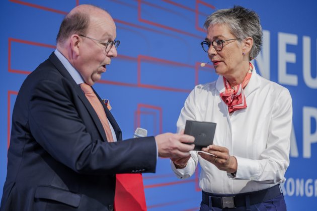 Denis Scheck erhält den Friedrich-Perthes-Preis und schaut überrascht