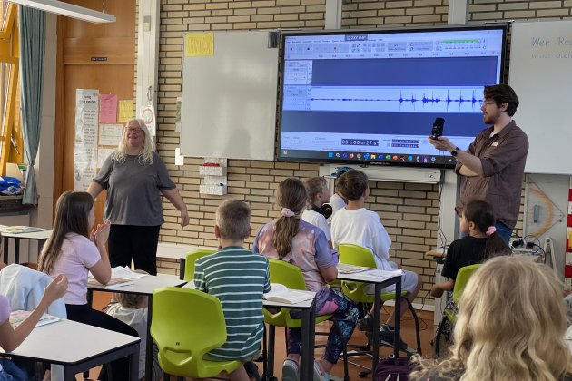 Die Schüler der 4.Klasse nehmen den Podcast auf.