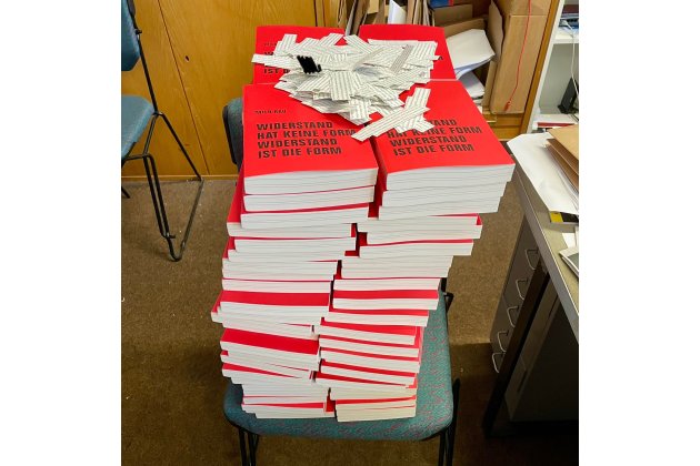 Ein Bücherstapel mit den herausgeschnittenen Schnipseln